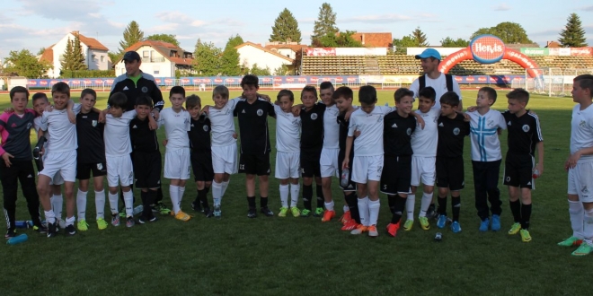 Igrači U10 ekipa 1. gola i HNK Rijeke - treneri na fotografiji nemaju nikakve veze sa opisanim slučajem