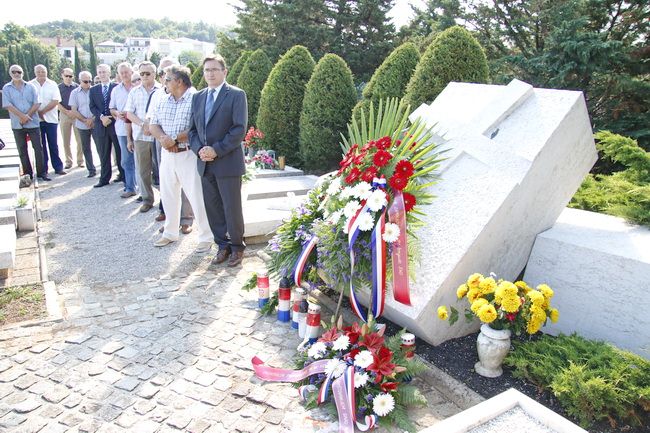 Vijenci u znak sjecanja na poginule pripadnike 111. brigade Vijenci u znak sjecanja na poginule pripadnike 111. brigade