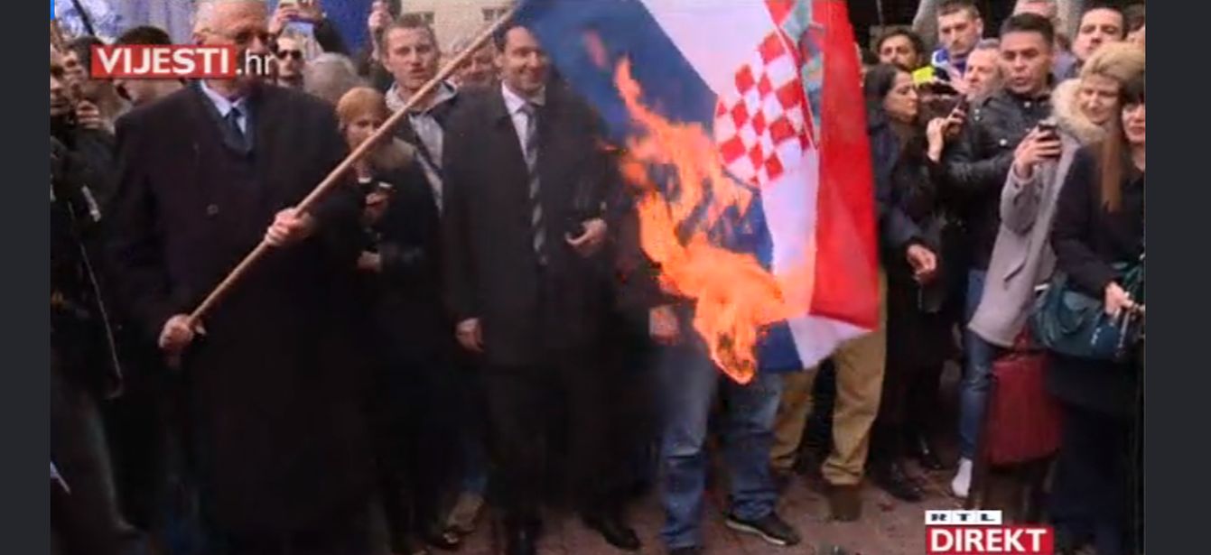 šešelj pali zastavu