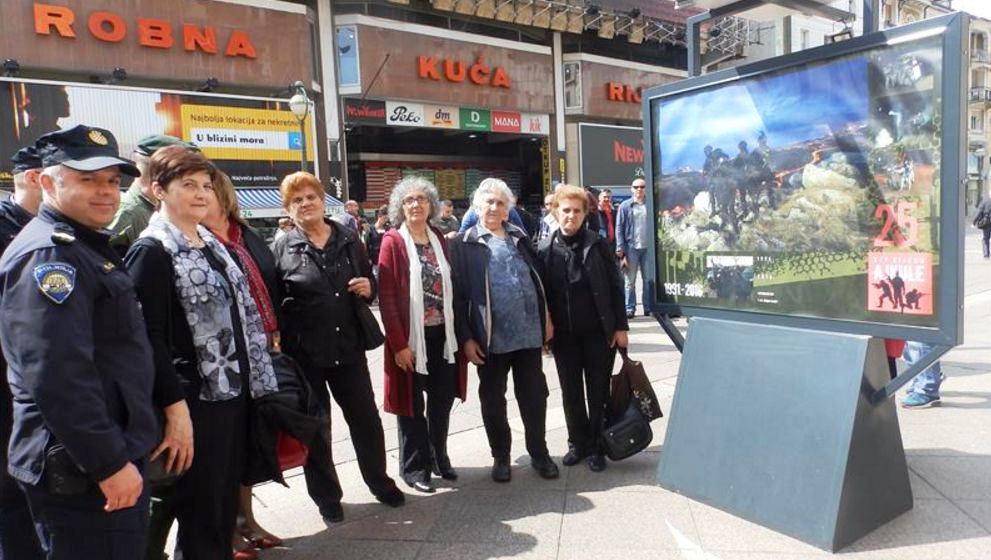 Članovi obitelji poginulih branitelja i službenici PUPG na izložbi (Foto: PU primorsko-goranska)