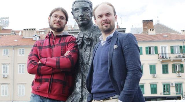 Juraj Marko Žerovnik i Ville Matvejeff uz Kamovljevu skulpturu