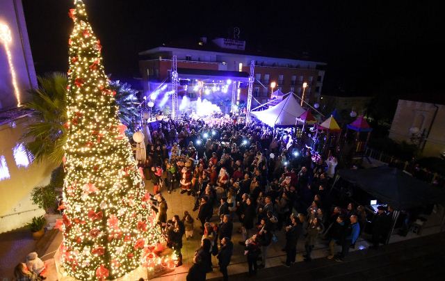 christmas-tree-lighting-2016-14 christmas-tree-lighting-2016-14