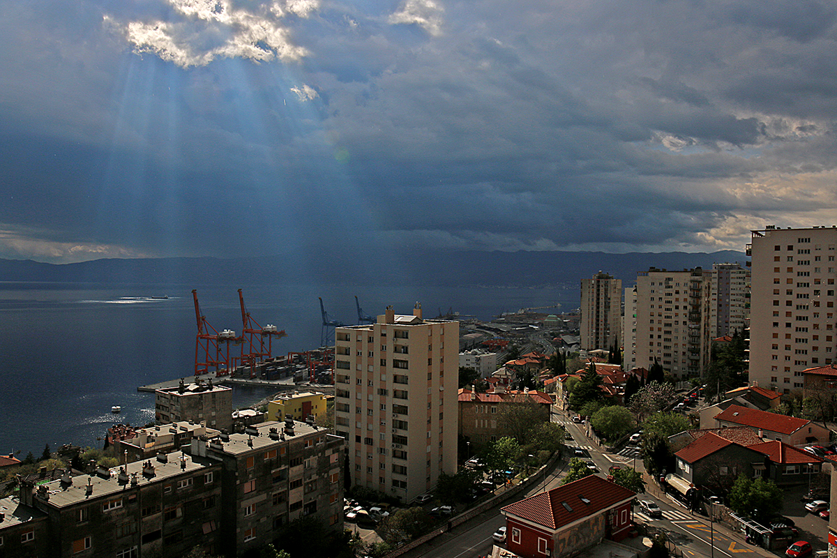 rijeka luka oblaci nevera