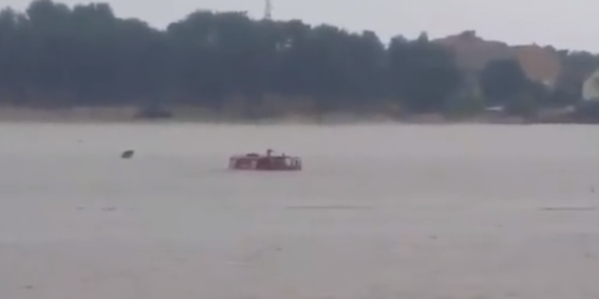 vatrogasno-vozilo-u-vodi vatrogasno-vozilo-u-vodi