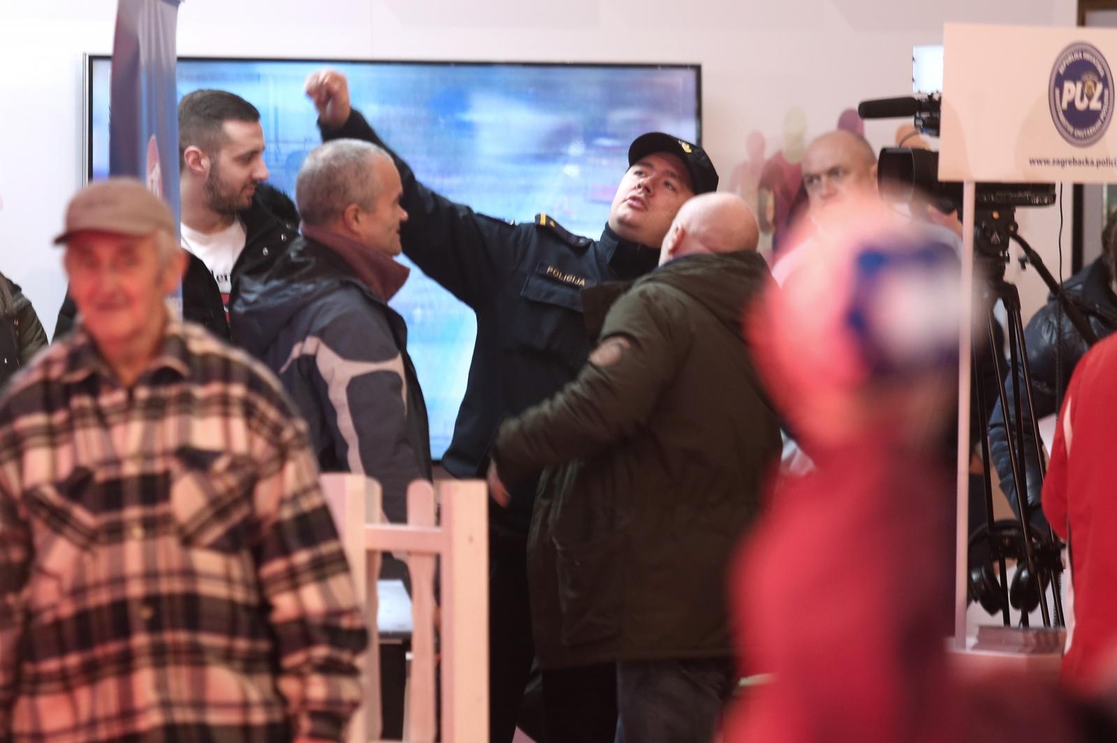 policajac pleše utakmica pixsell policajac pleše utakmica pixsell