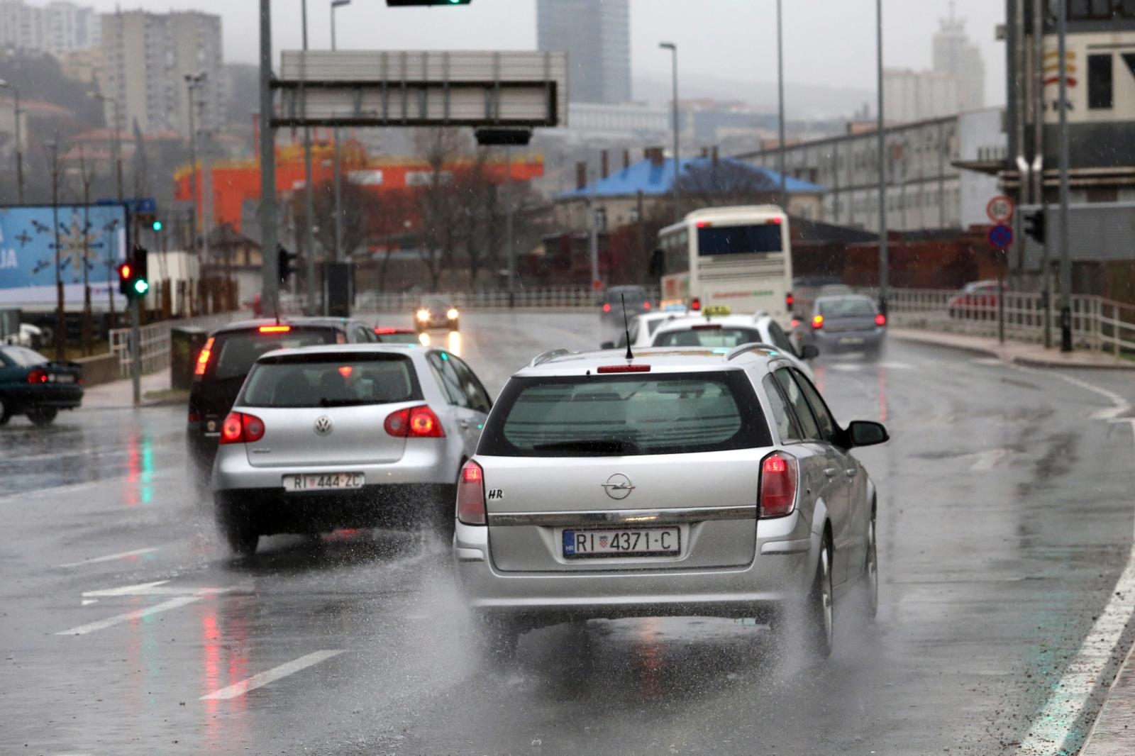 rijeka kiša promet cesta