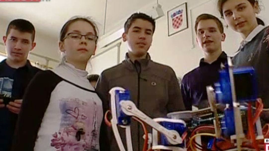 crobot robotika gimnazijalci