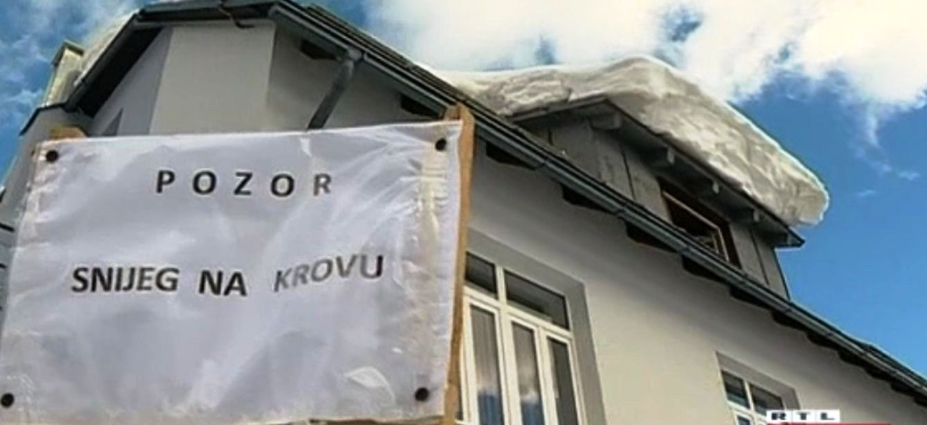 snijeg na krovu snijeg na krovu