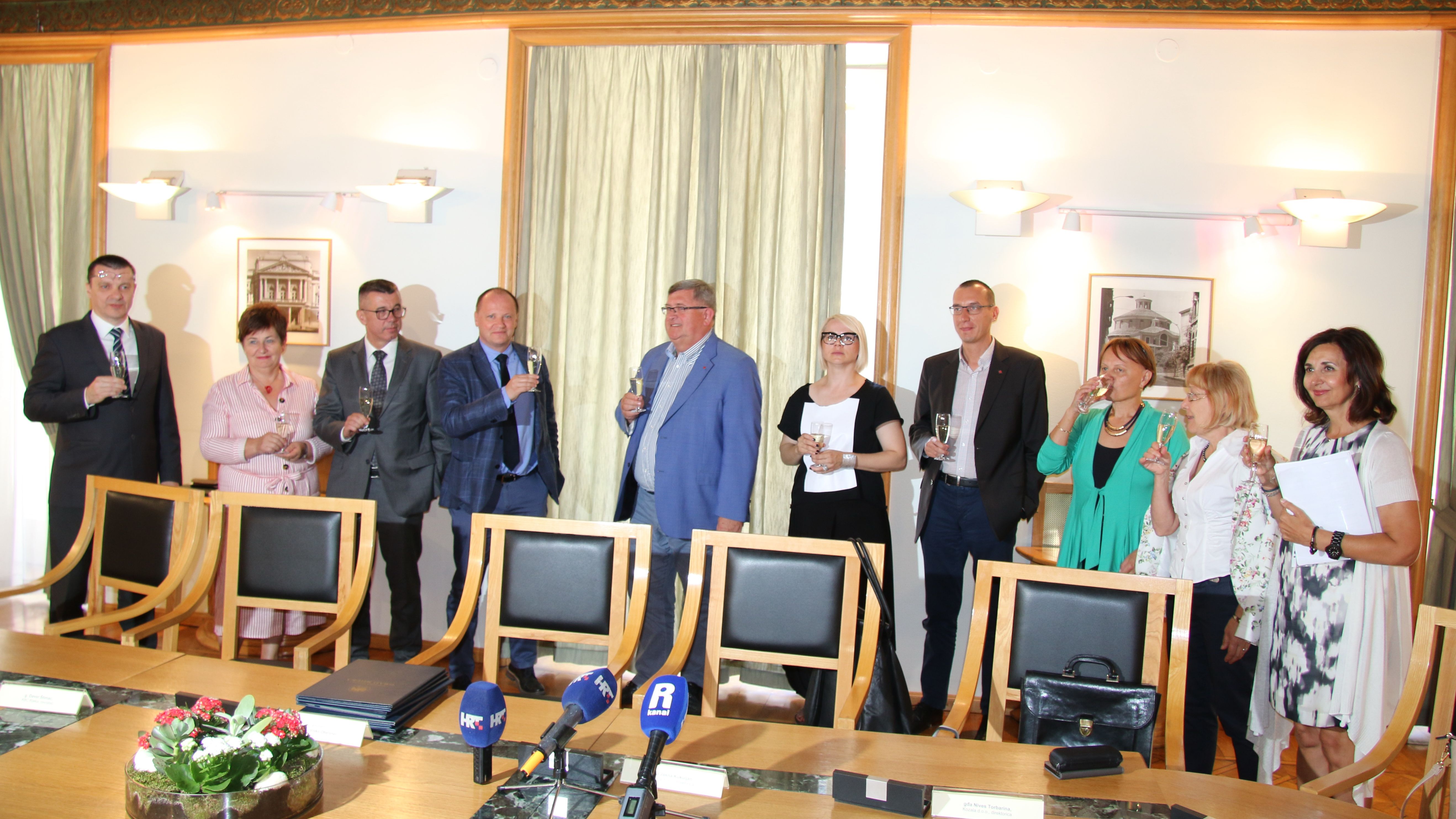 Grad-Rijeka-i-gradska-komunalna-društva-donirali-2-milijuna-kuna-riječkom-KBC-u-4