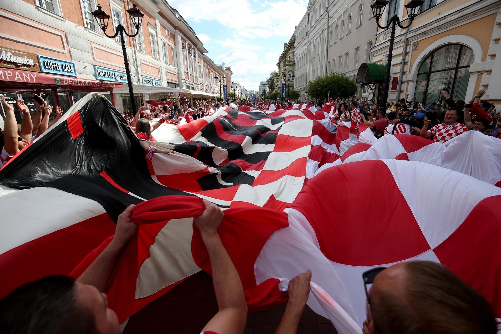 Divovska hrvatska zastava razvijena i u centru Nižnji Novgoroda Divovska hrvatska zastava razvijena i u centru Nižnji Novgoroda