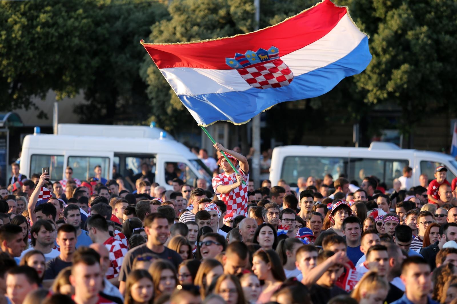 Rijeka: Navijači na gatu Karoline riječke prate utakmicu Rusija – Hrvatska Rijeka: Navijači na gatu Karoline riječke prate utakmicu Rusija – Hrvatska