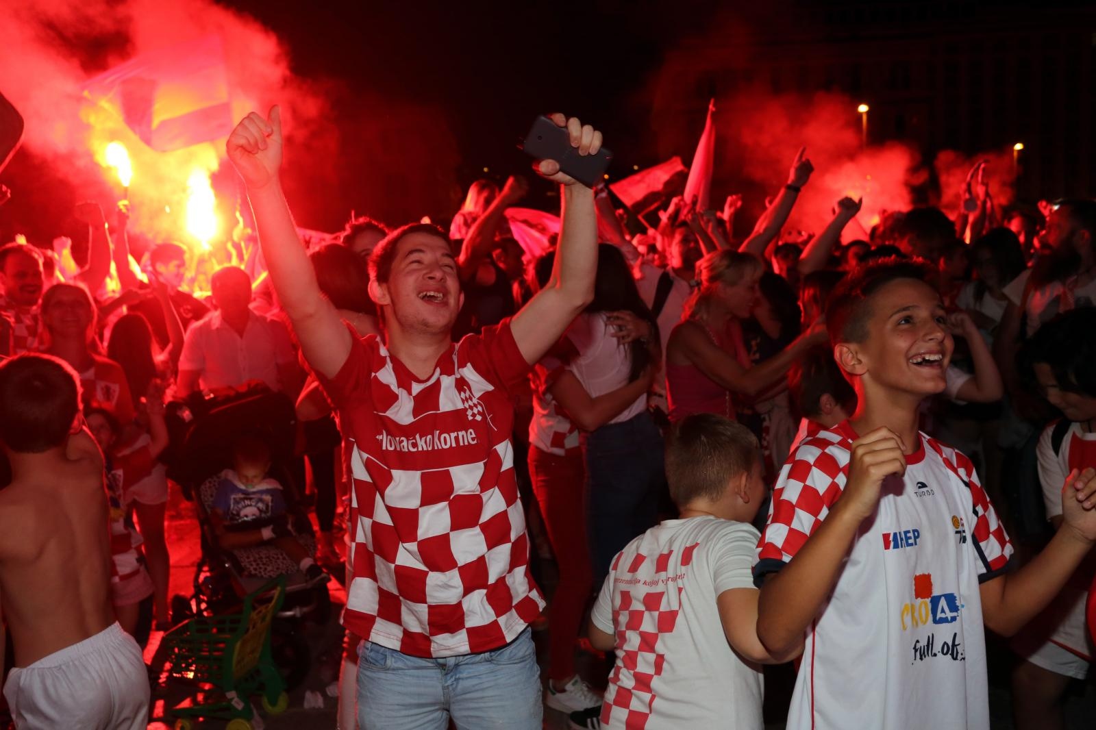 Rijeka: Navijači na gatu Karoline riječke prate utakmicu Rusija – Hrvatska Rijeka: Navijači na gatu Karoline riječke prate utakmicu Rusija – Hrvatska