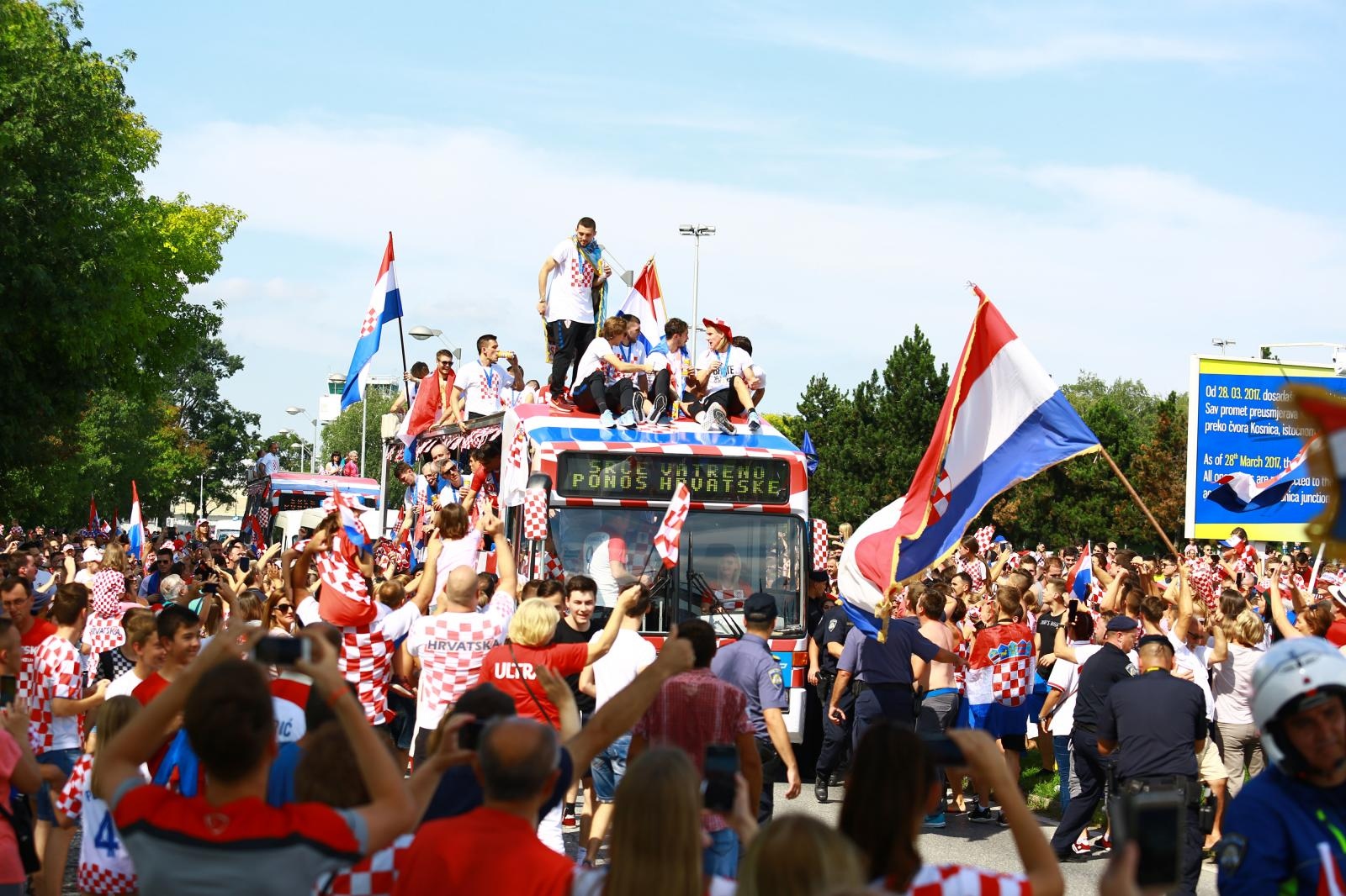 Građani Velike Gorice prvi pozdravili Vatrene nakon osvojenog svjetskog srebra