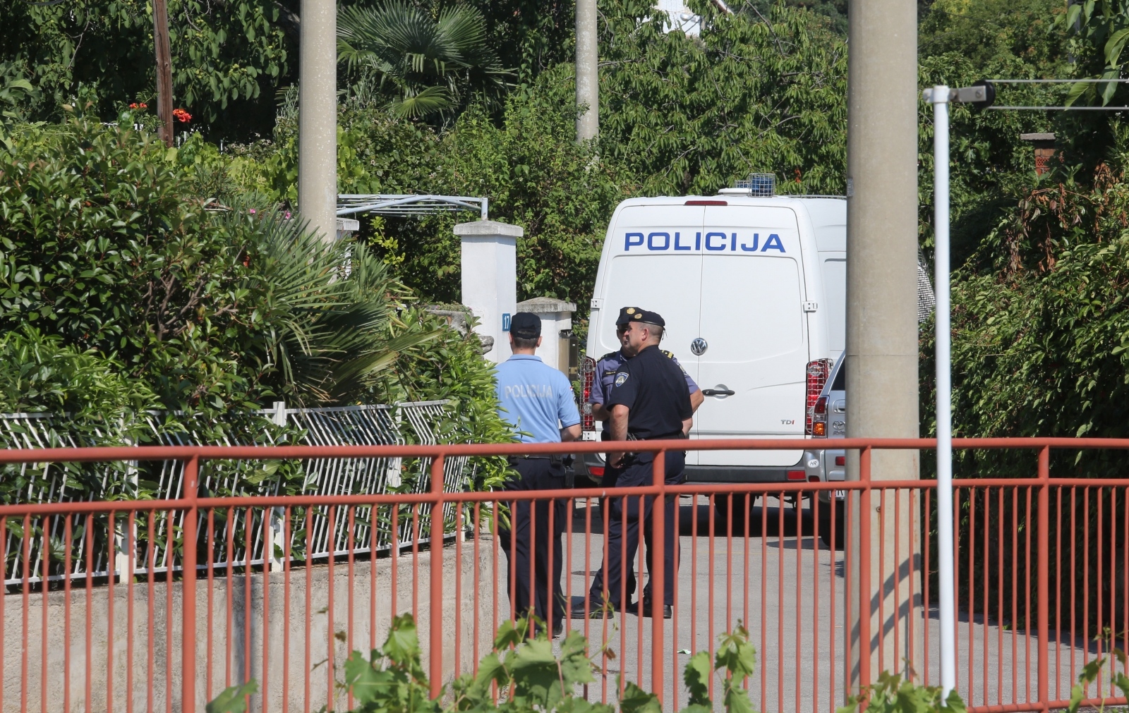 Rijeka: Policijski očevid u ulici Stari put gdje je nađena mrtva ženska osoba Rijeka: Policijski očevid u ulici Stari put gdje je nađena mrtva ženska osoba