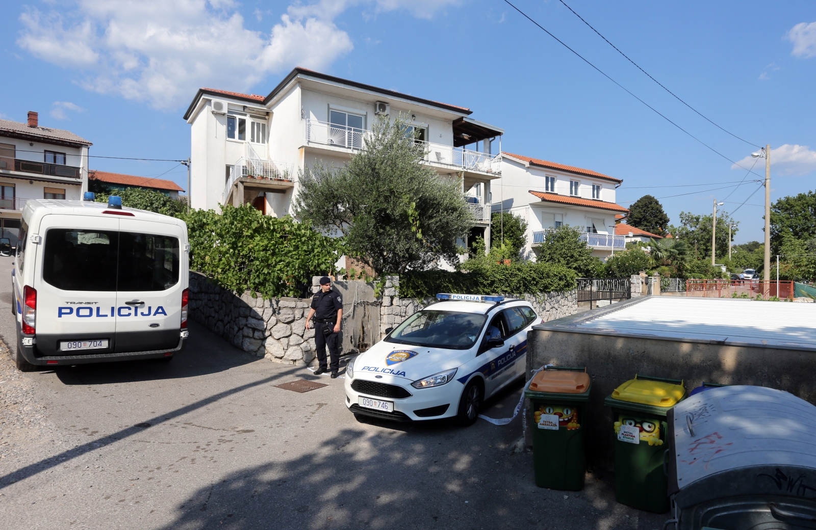 Rijeka: Policijski očevid u ulici Stari put gdje je nađena mrtva ženska osoba Rijeka: Policijski očevid u ulici Stari put gdje je nađena mrtva ženska osoba