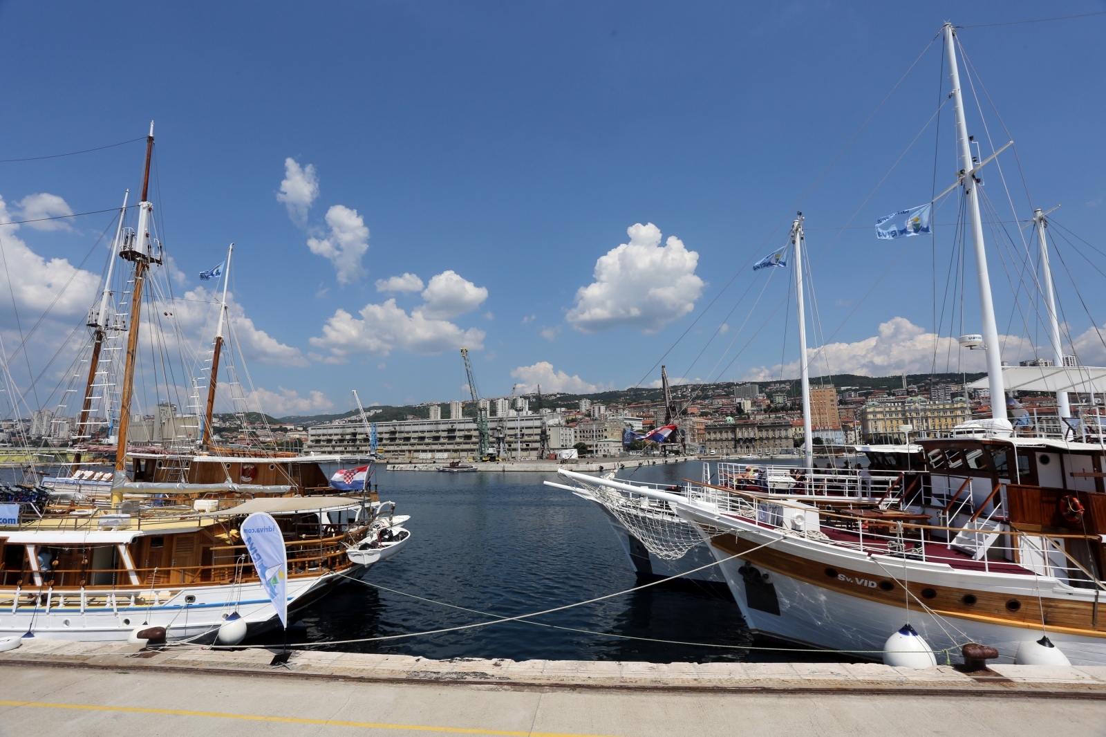 Rijeka: Turistički jedrenjaci i brodići privezani na lukobranu u luci