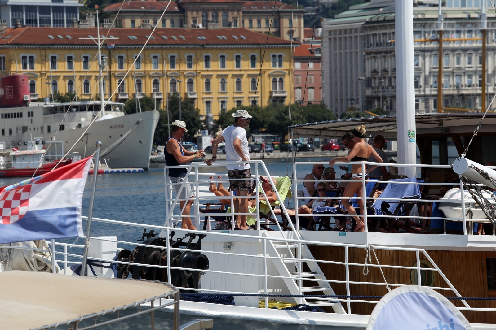 Rijeka: Turistički jedrenjaci i brodići privezani na lukobranu u luci Rijeka: Turistički jedrenjaci i brodići privezani na lukobranu u luci