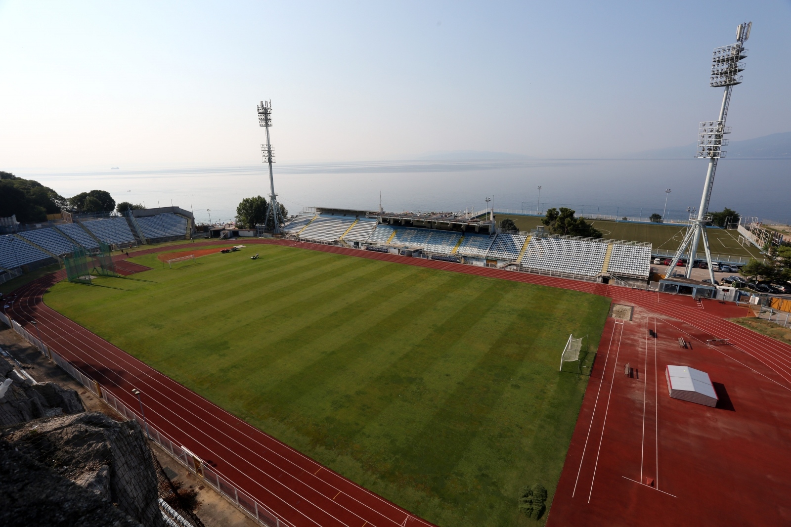 Rijeka: Uređenje travnjaka i tribina Kantride za prijateljsku utakmicu između Rijeke i Maribora