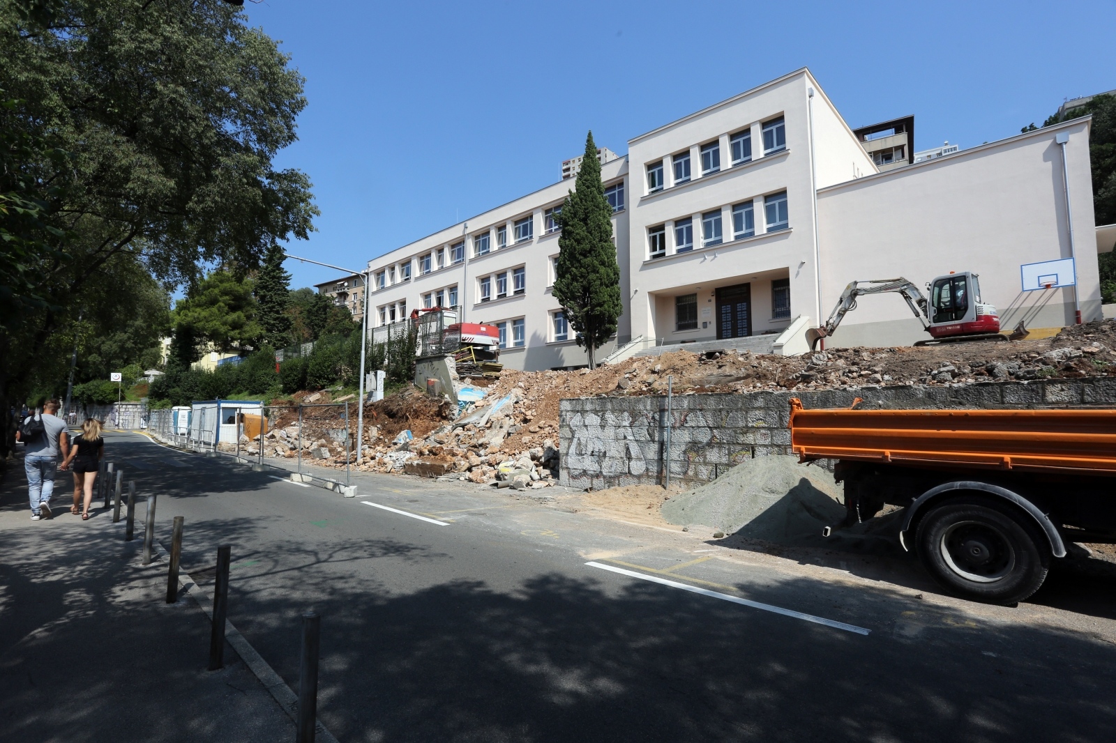 Rijeka: Uređenje okoliša Osnovne škole Pećine Rijeka: Uređenje okoliša Osnovne škole Pećine