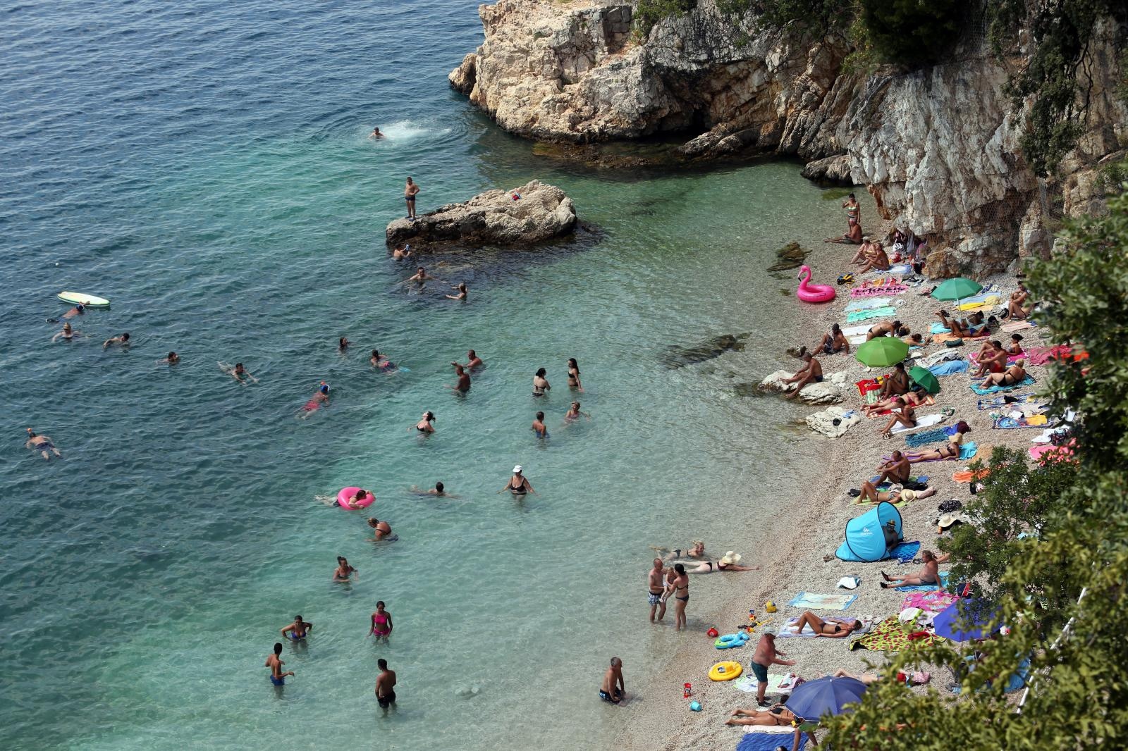 Rijeka: Osvježenje od vrućine u moru na gradskoj plaži Pećine Rijeka: Osvježenje od vrućine u moru na gradskoj plaži Pećine