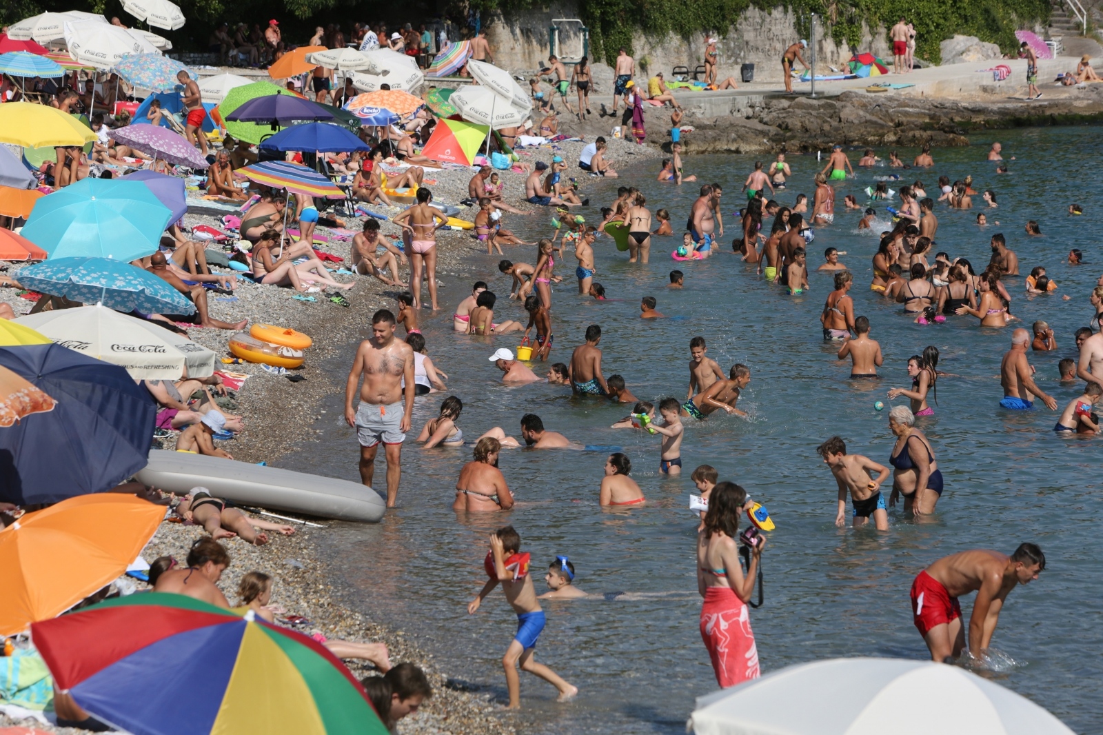 Rijeka: Plaže prepune građana koji se od visokih temperatura pokušavaju rashladiti u moru Rijeka: Plaže prepune građana koji se od visokih temperatura pokušavaju rashladiti u moru