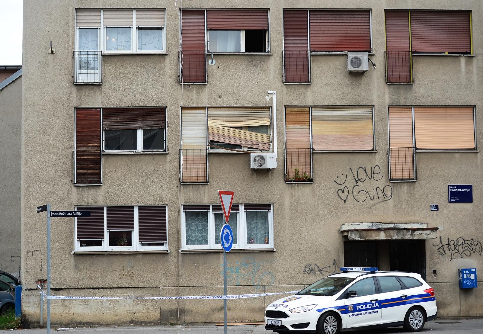Zagreb: Dijete je palo s balkona u zgradi u Ulici Božidara Adžije Zagreb: Dijete je palo s balkona u zgradi u Ulici Božidara Adžije