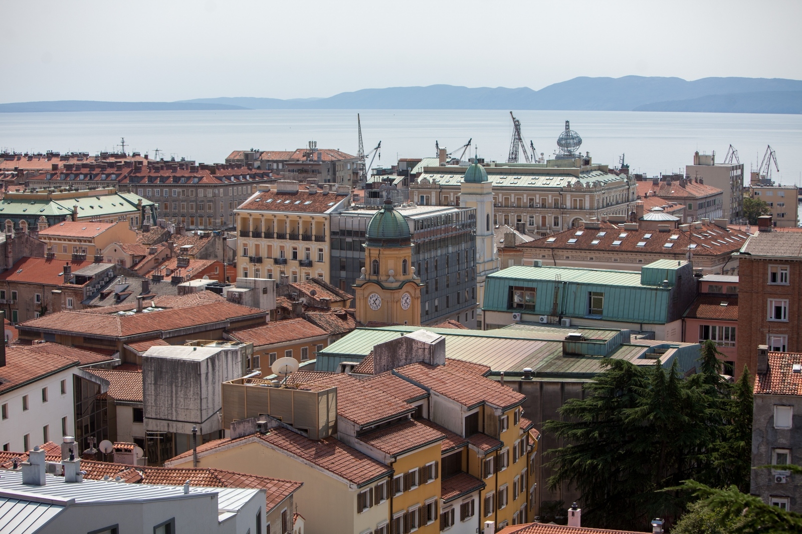 Panoramski pogled na Rijeku i simbole grada, gradsku uru i crkvu sv. Vida Panoramski pogled na Rijeku i simbole grada, gradsku uru i crkvu sv. Vida