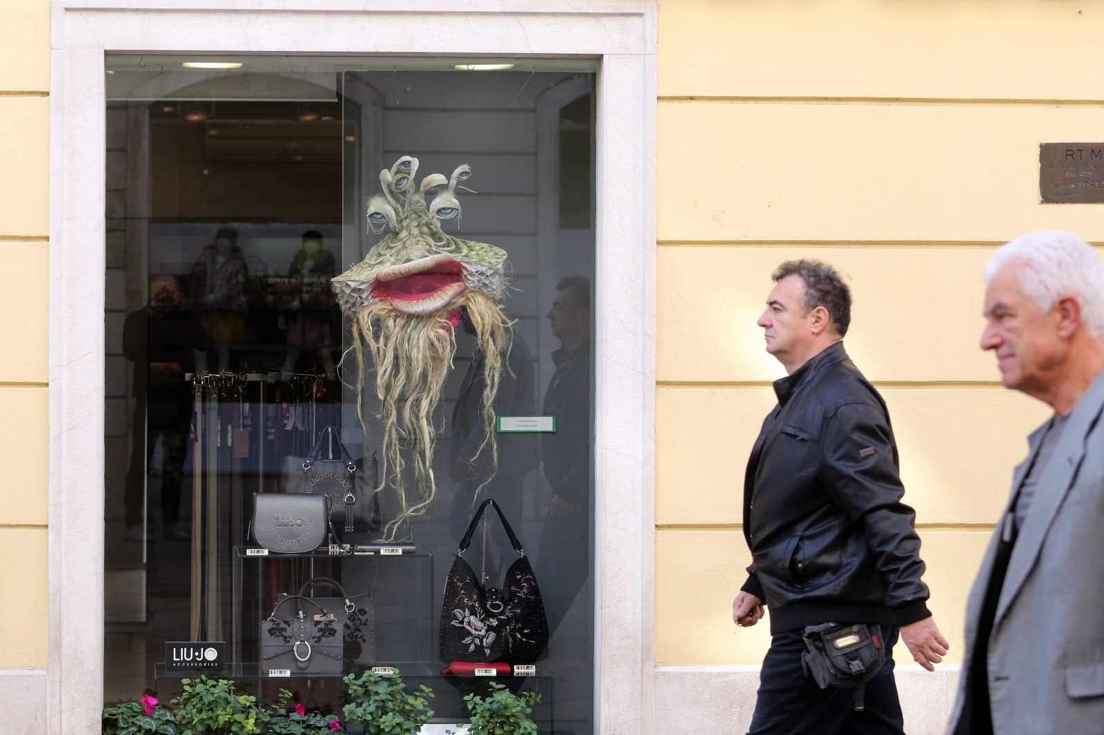 Rijeka: Uoči 23. Revija lutkrskih kazališta i izloge trgovina postavljene lutke