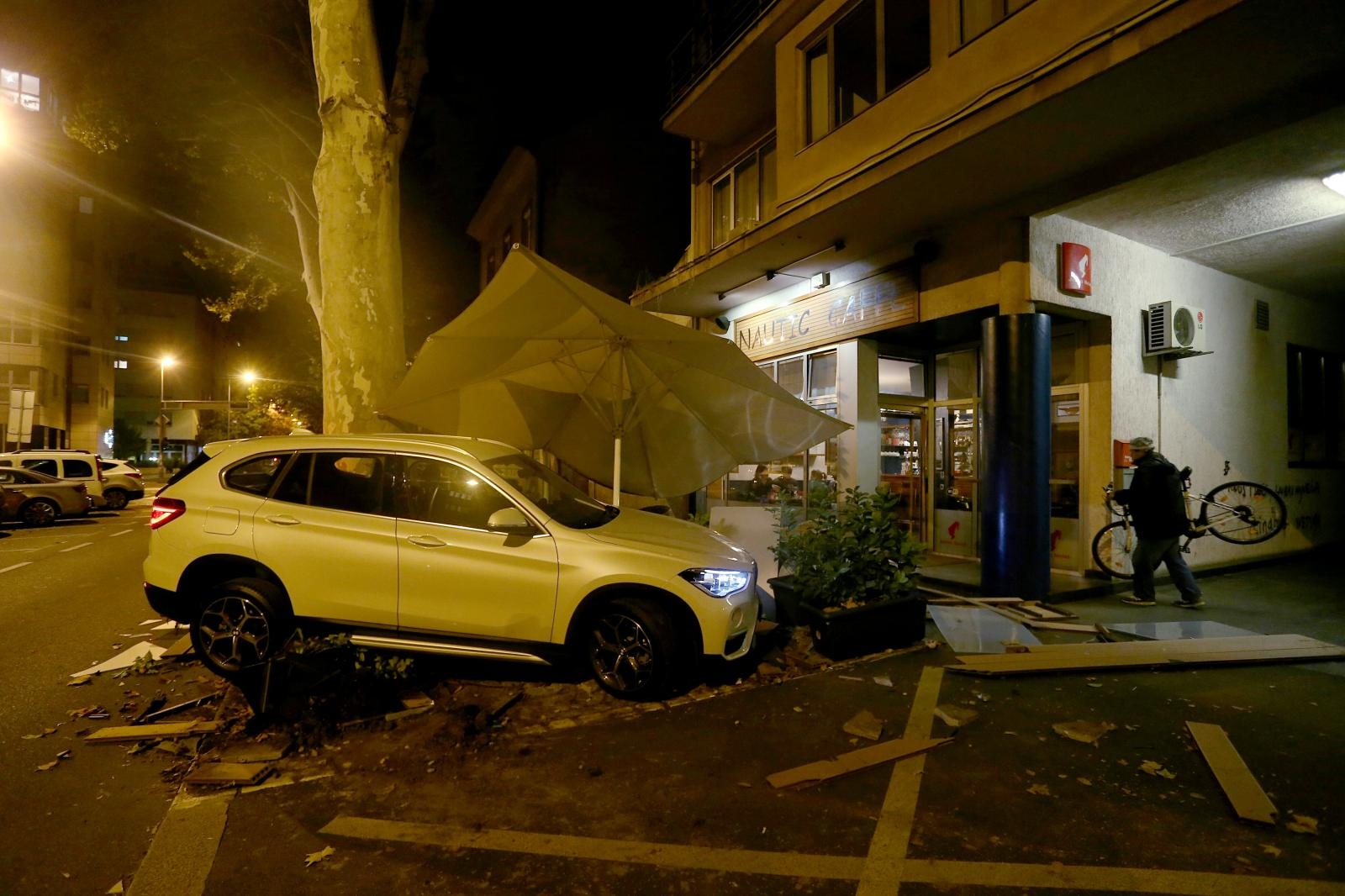 Zagreb: Automobil se zaletio u terasu Nautic caffea u Ulici Grada Mainza Zagreb: Automobil se zaletio u terasu Nautic caffea u Ulici Grada Mainza