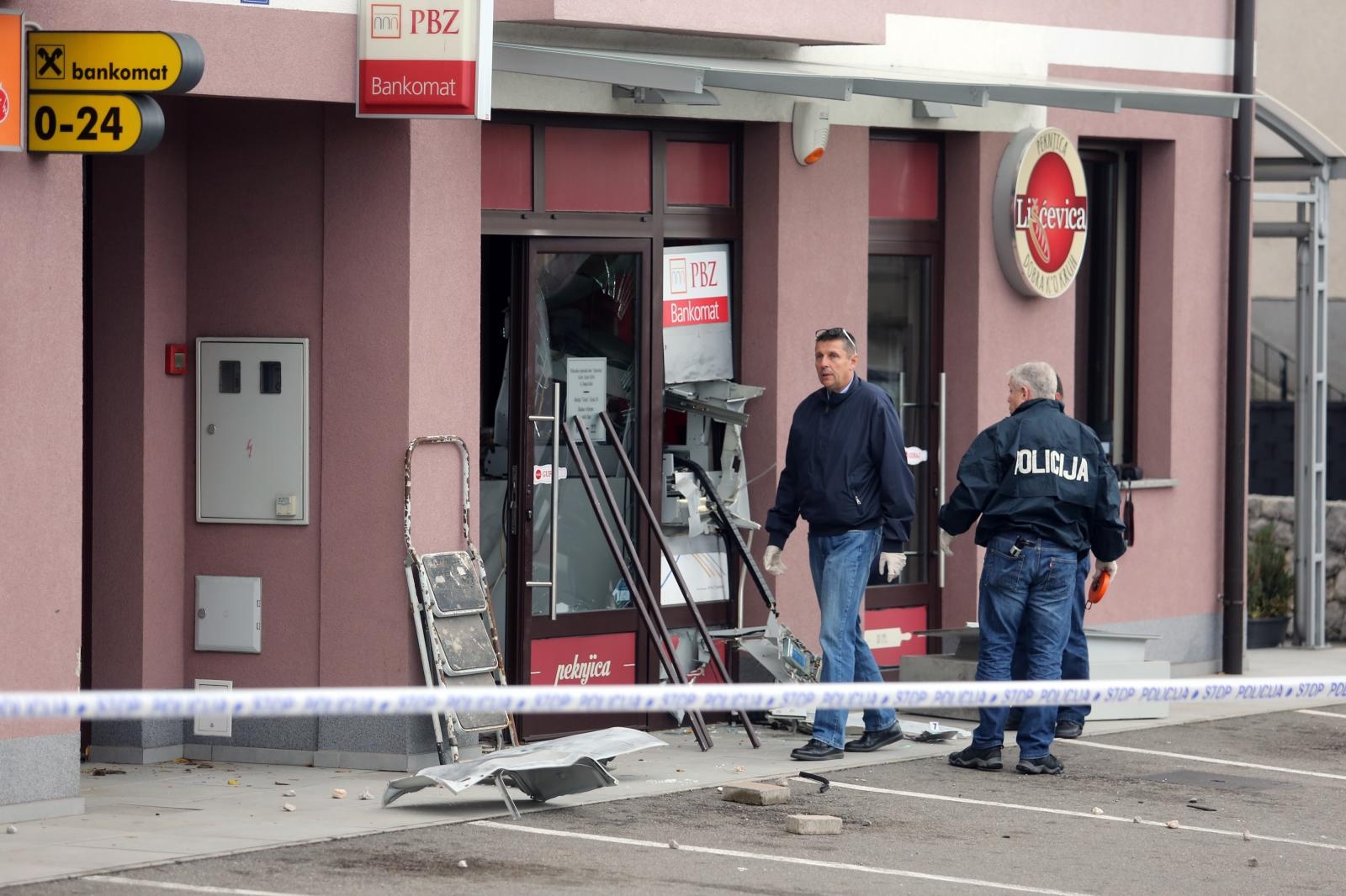 Rijeka: U ranim jutarnjim satima raznesen bankomat u mjestu Čavle Rijeka: U ranim jutarnjim satima raznesen bankomat u mjestu Čavle