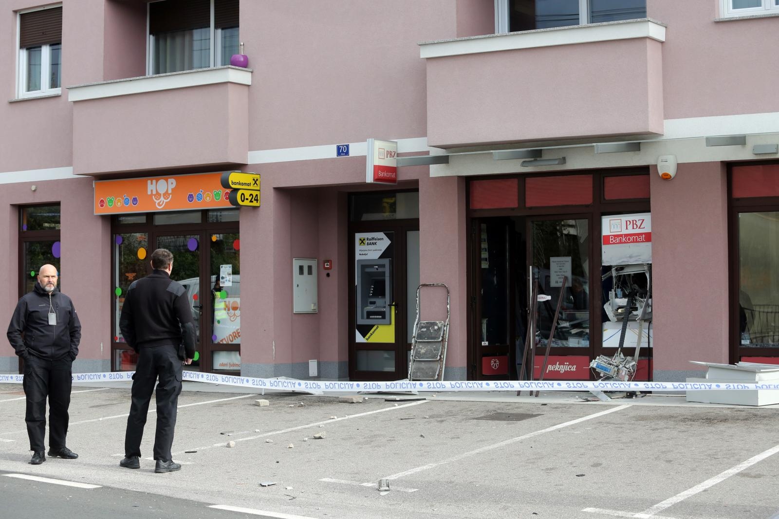 Rijeka: U ranim jutarnjim satima raznesen bankomat u mjestu Čavle Rijeka: U ranim jutarnjim satima raznesen bankomat u mjestu Čavle