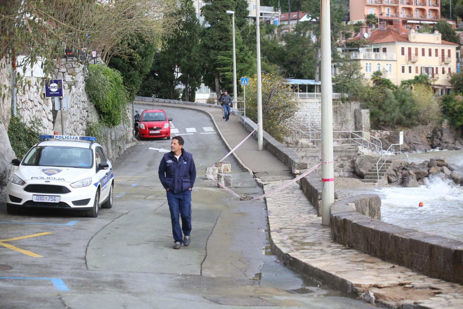 Olujno jugo srušilo dio zida i potopilo četiri barke u Voloskom Olujno jugo srušilo dio zida i potopilo četiri barke u Voloskom