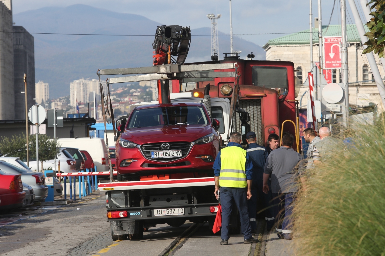 Rijeka: Pauk premješta vozilo koje je smetalo prolasku vlaka Rijeka: Pauk premješta vozilo koje je smetalo prolasku vlaka