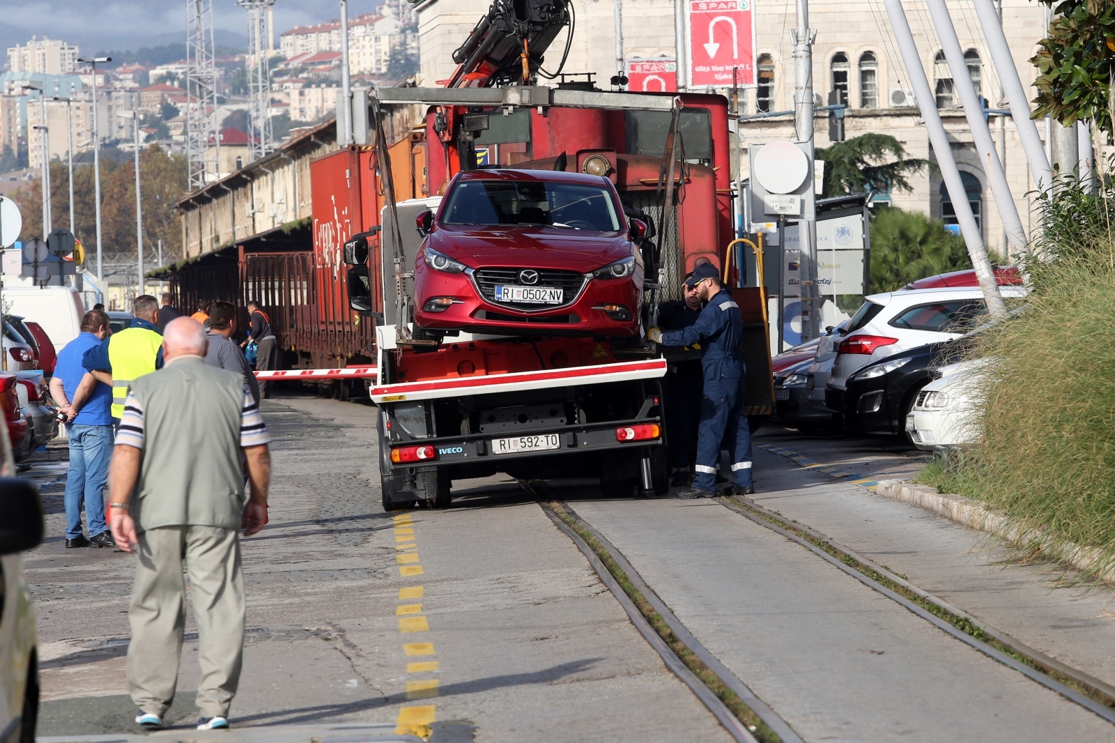 Rijeka: Pauk premješta vozilo koje je smetalo prolasku vlaka