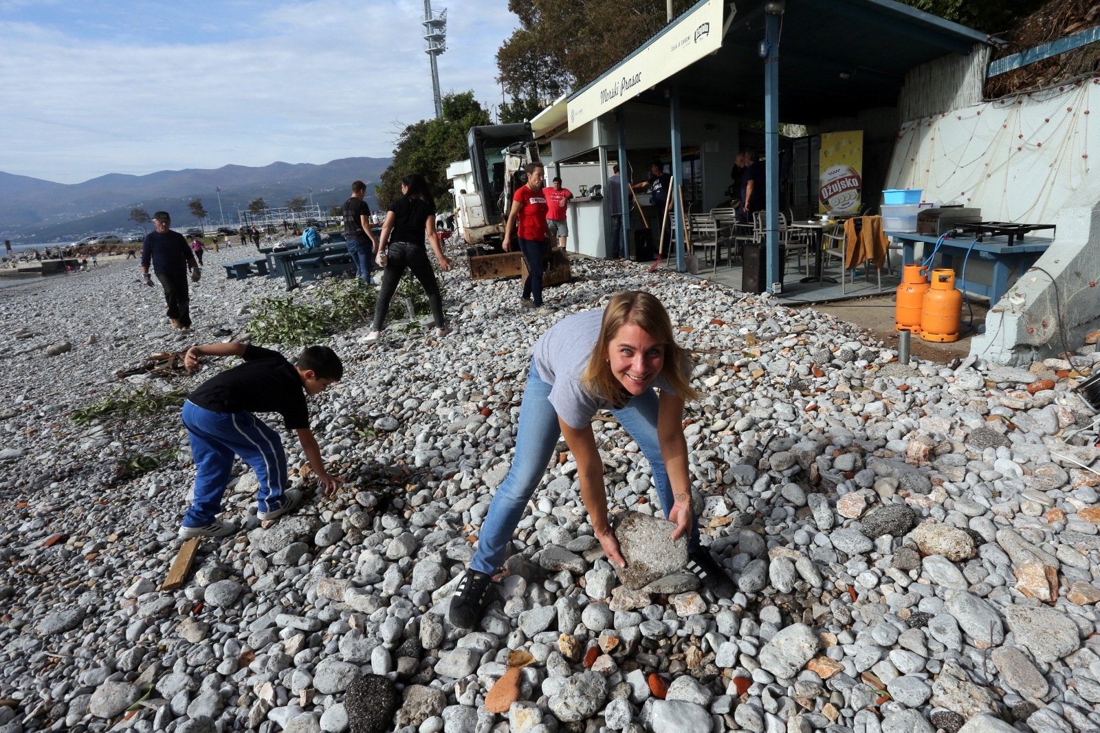 Rijeka: Čišćenje plaže Kantrida od smeća i šljunka nanesenog iz mora za vrijeme olujnog juga Rijeka: Čišćenje plaže Kantrida od smeća i šljunka nanesenog iz mora za vrijeme olujnog juga