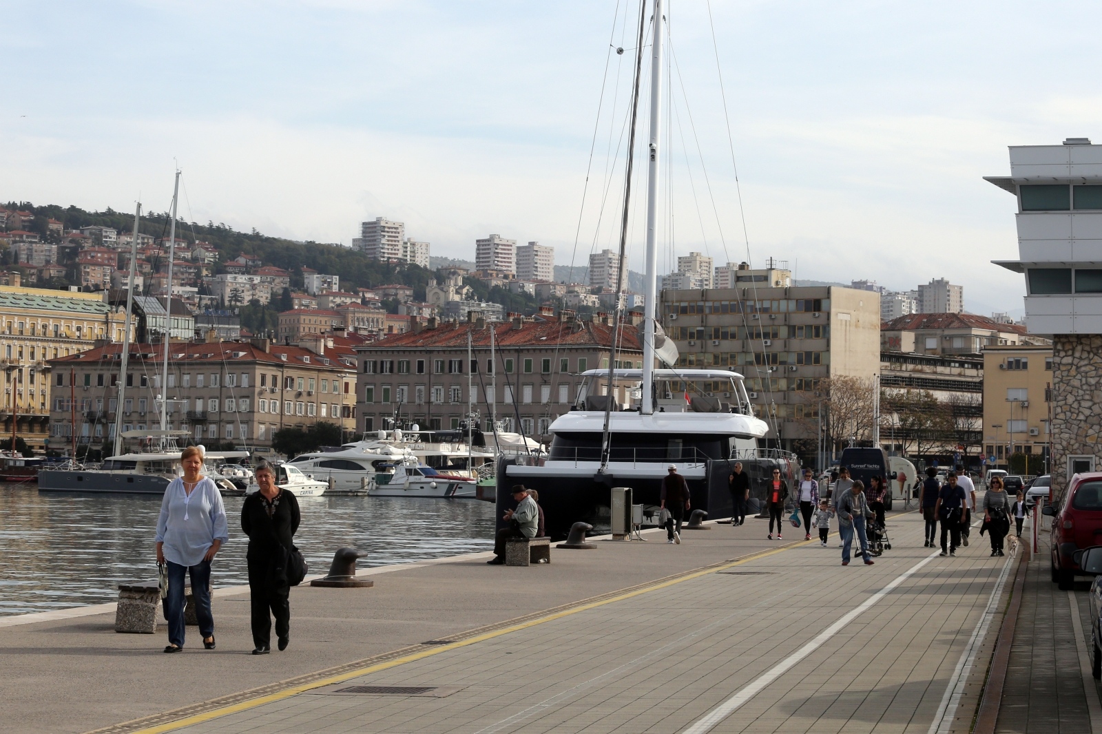 Rijeka: Građani iskoristili lijepo prijepodne za šetnju Molo longom Rijeka: Građani iskoristili lijepo prijepodne za šetnju Molo longom