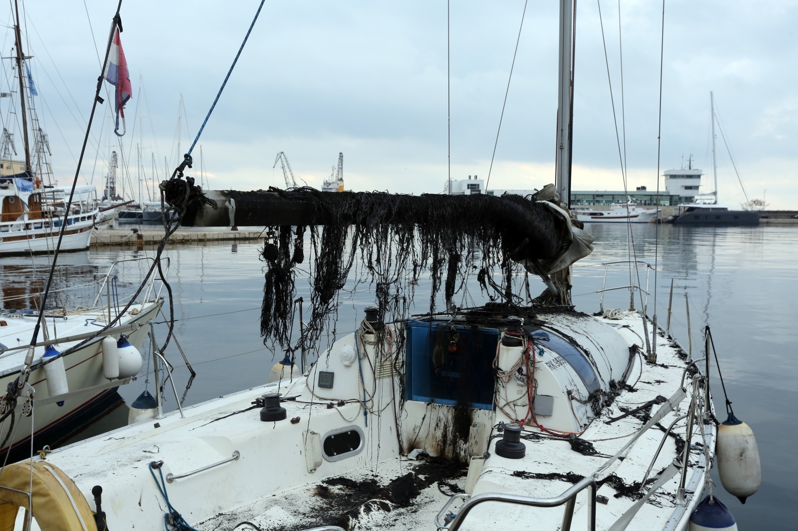 Rijeka: Izgorjelo jedro i manji dio jedrilice Vrboska
