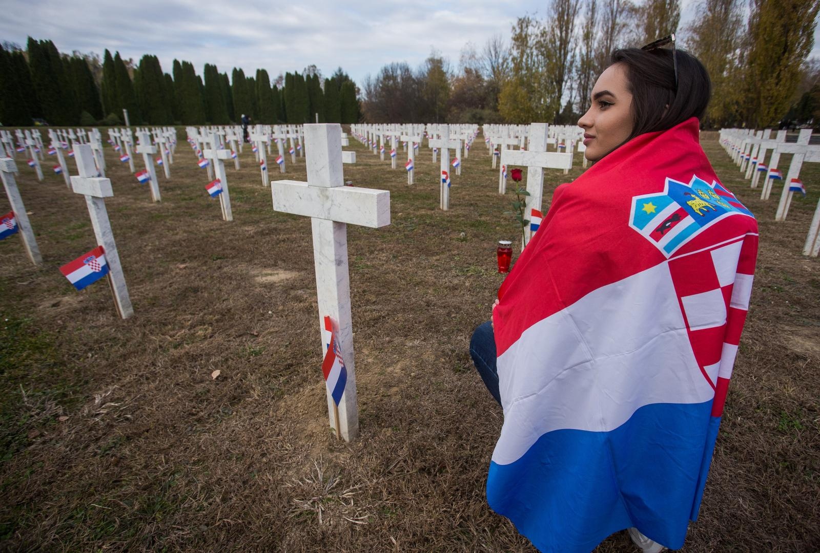 Vukovar: Velik broj ljudi na groblju uoči Dana sjećanja za žrtvu Vukovara Vukovar: Velik broj ljudi na groblju uoči Dana sjećanja za žrtvu Vukovara