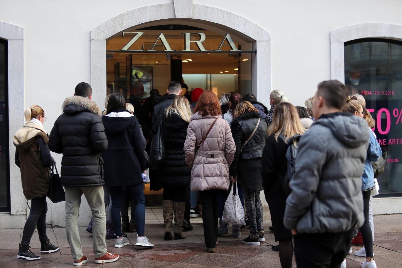 Rijeka: Gužva na Crni petak na ulazu u Zaru Rijeka: Gužva na Crni petak na ulazu u Zaru