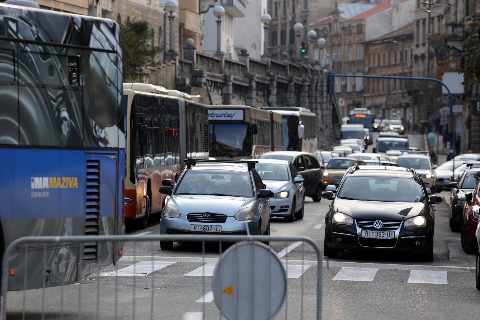 Rijeka: Gužva u prometu zbog zatvorene Adamićeve ulice nakon urušavanja skele Rijeka: Gužva u prometu zbog zatvorene Adamićeve ulice nakon urušavanja skele