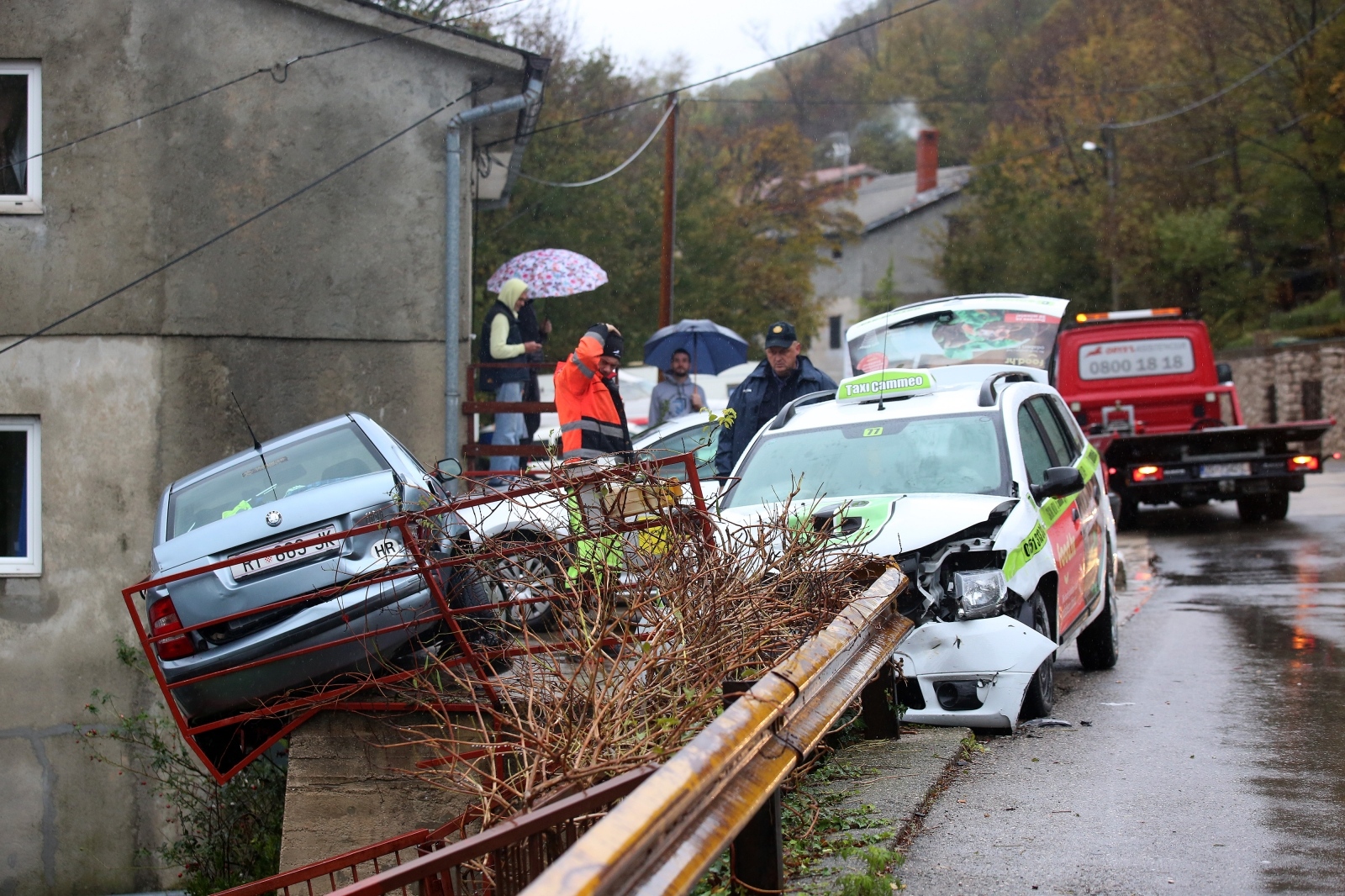 Rijeka: Vozač Taxi Cammea udario parkirano vozilo koje je završilo na zaštitnoj ogradi Rijeka: Vozač Taxi Cammea udario parkirano vozilo koje je završilo na zaštitnoj ogradi