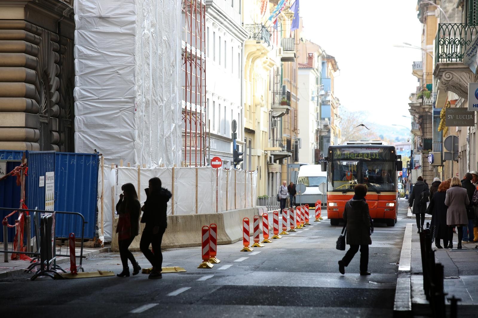 Rijeka: Bilo je potrebno pet dana sa se ukloni urušena skela i otvori promet Rijeka: Bilo je potrebno pet dana sa se ukloni urušena skela i otvori promet