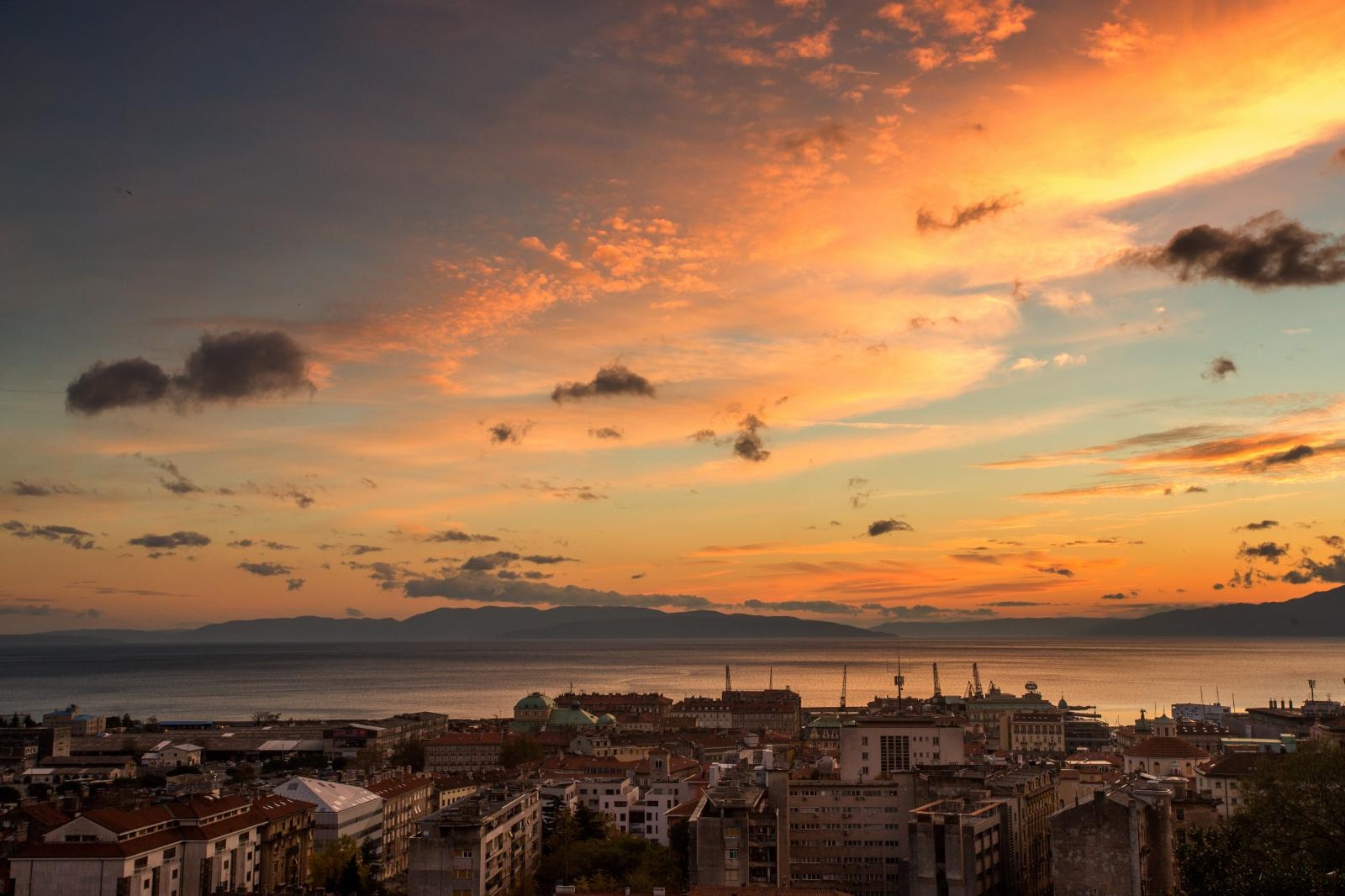 Pogled na Rijeku i zalazak sunca Pogled na Rijeku i zalazak sunca
