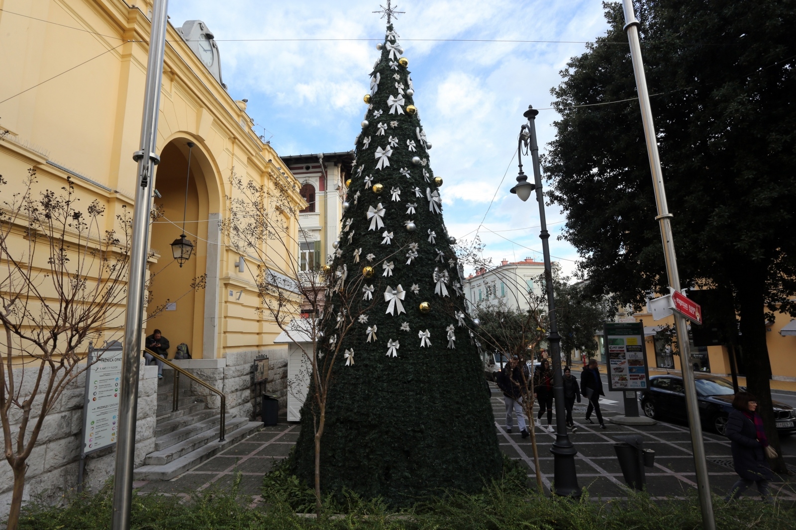 Opatija ukrašena blagdanskim dekoracijama i ekološkom plastičnom jelkom Opatija ukrašena blagdanskim dekoracijama i ekološkom plastičnom jelkom