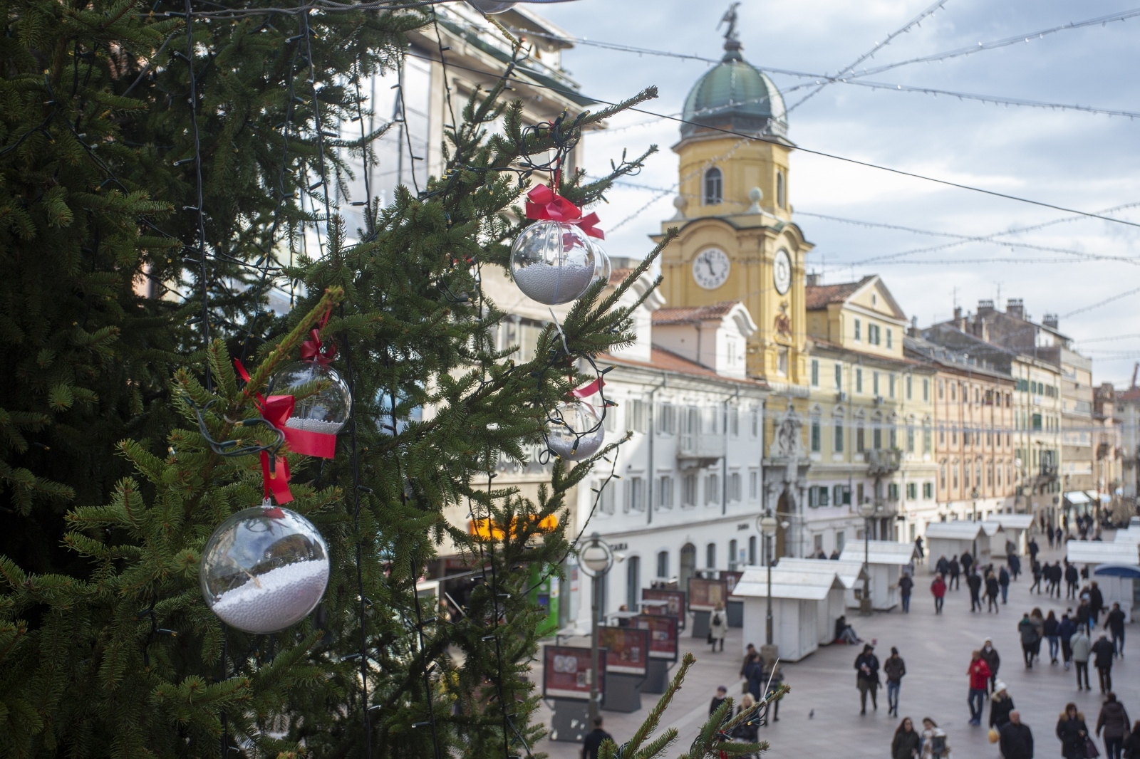 Rijeka: Na Korzu se održava humanitarna akcija “Kuglice dobrih želja”