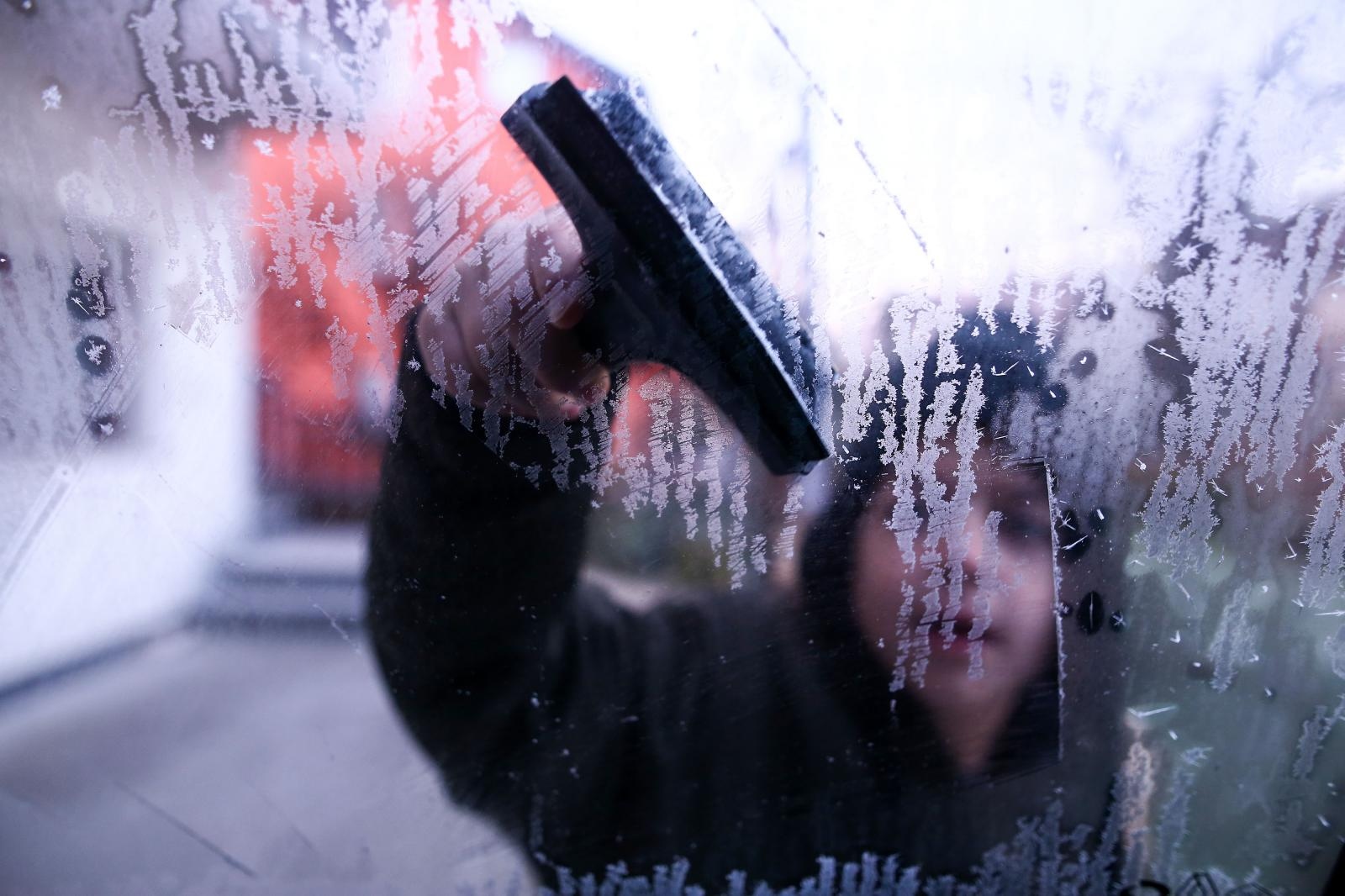 Zagreb: Uobičajena jutarnja zimska aktivnost vozača – struganje leda