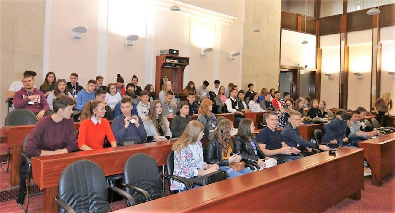 Riječki-srednjoškolci-postali-gradski-službenici-na-jedan-dan-u-Akciji-za-5-2-900×600