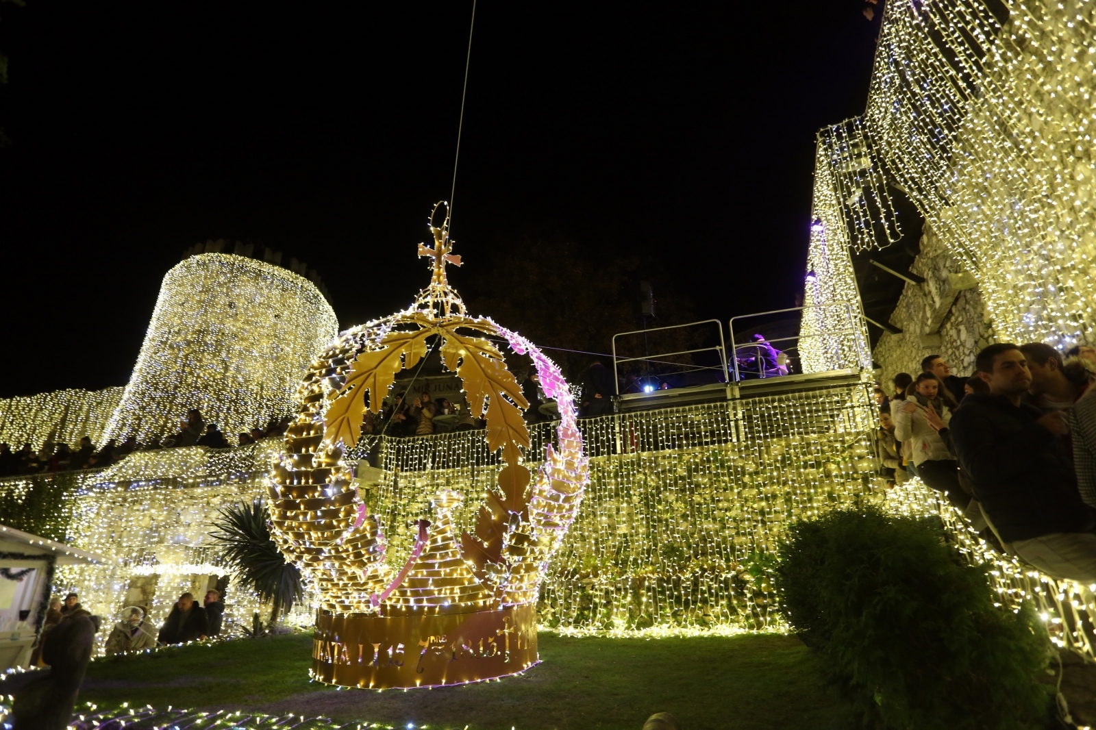 Rijeka: Advent na Gradini s više od 16 kilometara lampica
