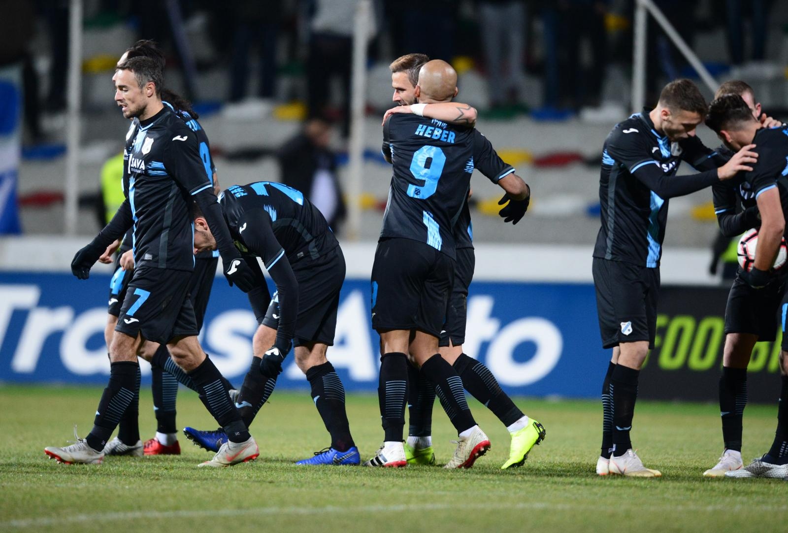 Zagreb: Lokomotiva i Rijeka sastali se u četvrtfinalu hrvatskog nogometnog kupa Zagreb: Lokomotiva i Rijeka sastali se u četvrtfinalu hrvatskog nogometnog kupa