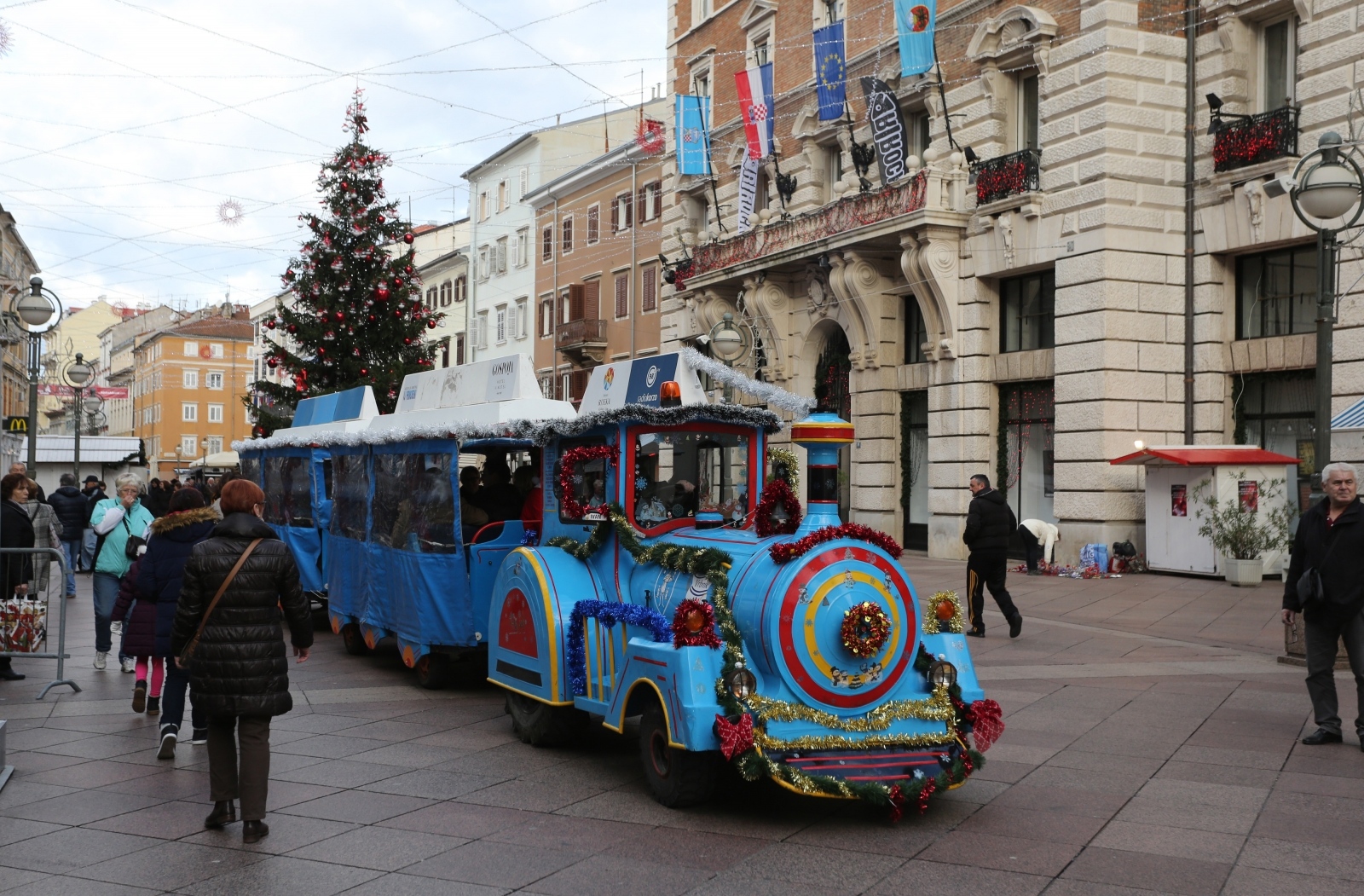 Rijeka: Vlakić Djeda Mraza počeo prometaovati gradskim ulicama Rijeka: Vlakić Djeda Mraza počeo prometaovati gradskim ulicama